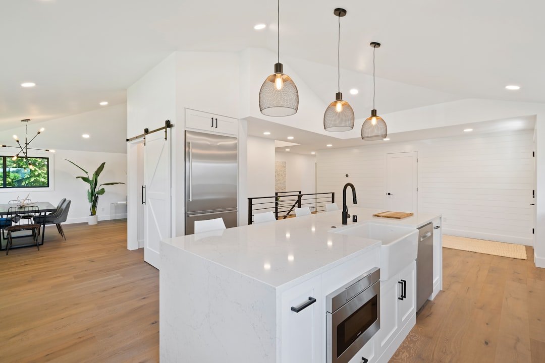 gallery-1 turned-on-pendant-lamps-above-kitchen-island-fjztzlda-ue